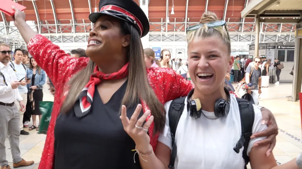 Alison Hammond with a traveller at Paddington Station